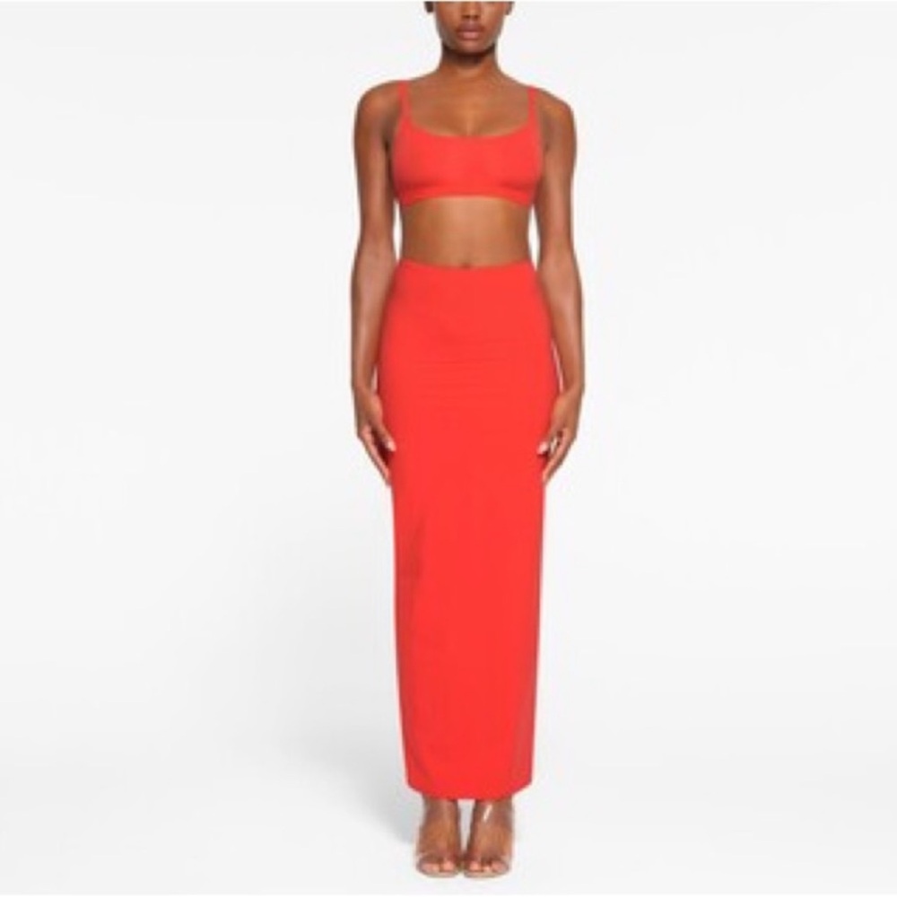 SKIMS FITS EVERYBODY MAXI SKIRT IN POPPY